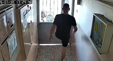 Kurye apartman kapısını tekmeleyerek açtı