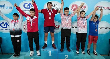 Kuşadalı minik güreşçiler şampiyonadan başarıyla döndü