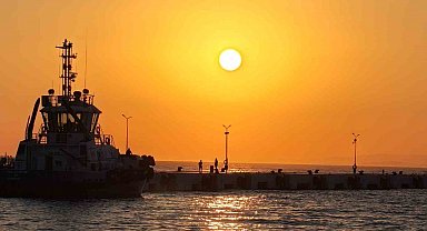 Kuşadası, gün batımında kızıla boyanıyor