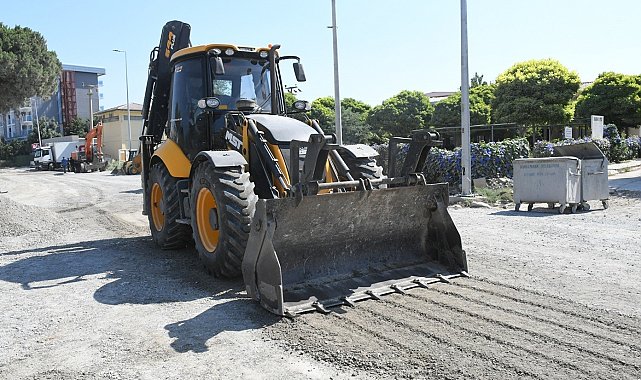 Kuşadası'nda sıcak asfalt çalışması