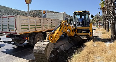 Kuşadası'nda su kanallarının bakım ve temizlik çalışması devam ediyor