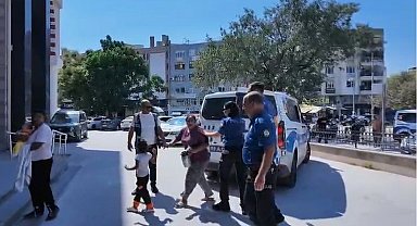 Kuşadası'nda zabıta memurunu darbeden 2 kadın dilenci tutuklandı