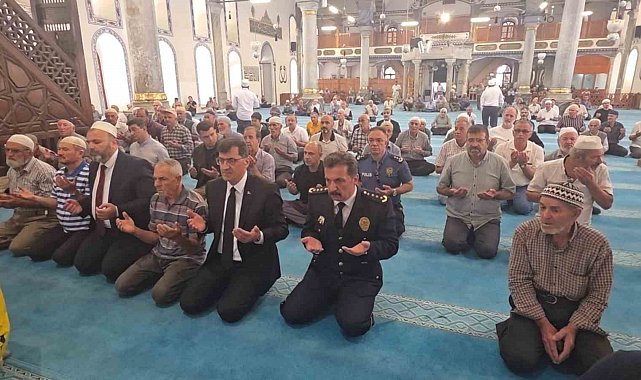 Kütahya Ulu Camii'nde 15 Temmuz şehitleri için 2 bin 530 hatmin duası yapıldı