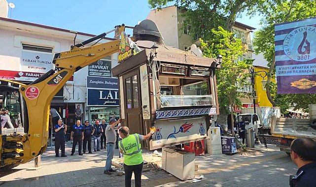 Kütahya'da büfe krizi: Esnaf kendini çatıya zincirledi, polis ve zabıta eşliğinde büfeler kaldırıldı