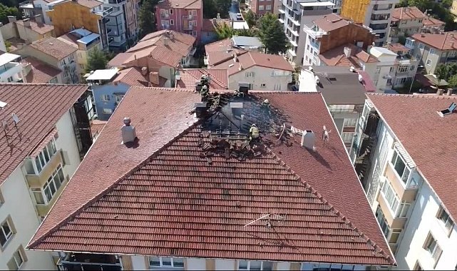 Kütahya'da yıldırım düşen çatıda yangın çıktı