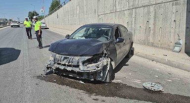 Lastiği patlayan otomobil kaza yaptı: 1 yaralı