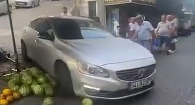 Lüks aracıyla girdiği pazar tezgahını darmadağın etti