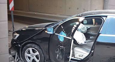 Malatya'da el frenini çekmeyi unutan sürücünün aracı tünel girişine çarptı
