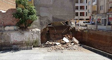 Malatya'da göçük sonrası mühürlenen apartmandan kopan parçalar paniğe neden oldu