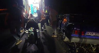 Malatya'da lastiği patlayan otomobil refüje çarptı: 1 yaralı