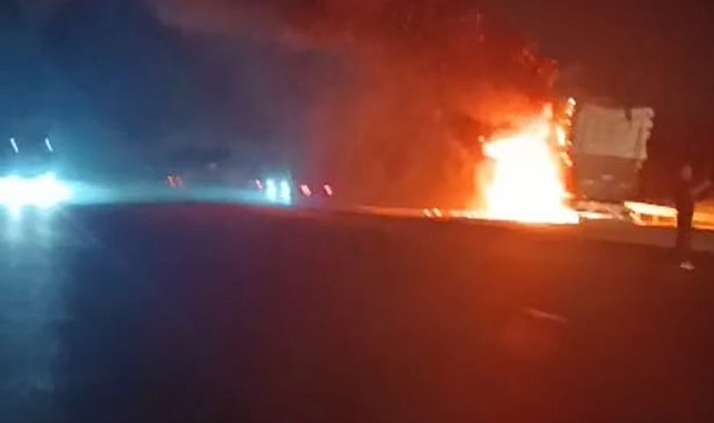 Malatya'da saman yüklü tır alev alev yandı