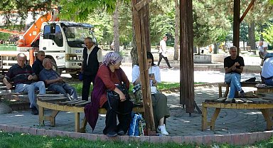 Malatya'da sıcak havada parklar doldu