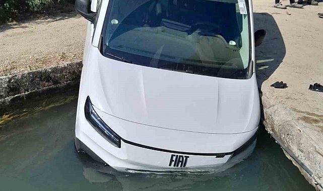 Manavgat'ta hafif ticari araç sulama kanalına düştü