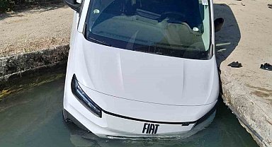 Manavgat'ta hafif ticari araç sulama kanalına düştü