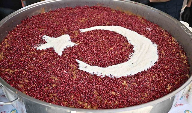 Manisa Büyükşehir'den Alaybey ve Laleli pazarlarında aşure ikramı