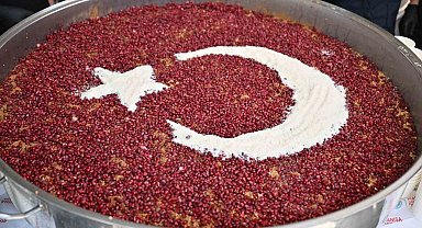 Manisa Büyükşehir'den Alaybey ve Laleli pazarlarında aşure ikramı