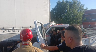 Manisa'da kamyonet tıra çarptı: 1'i ağır 2 yaralı