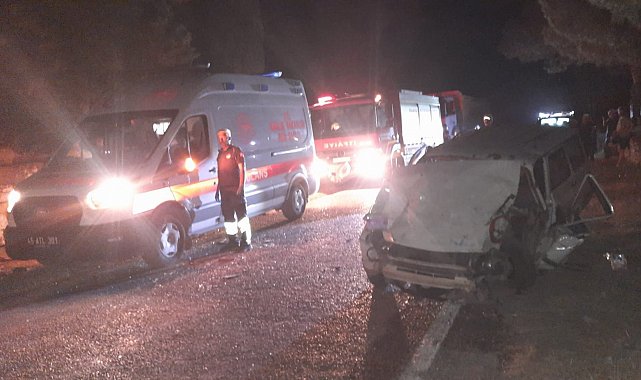 Manisa'da otomobil ile traktör çarpıştı: 2'si ağır 4 yaralı