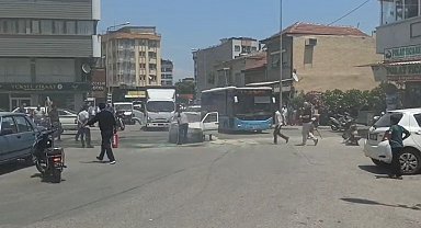 Manisa'da seyir halindeki otomobil alev aldı