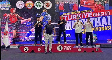 Manisalı muaythaiciler Türkiye kürsüsüne çıktı
