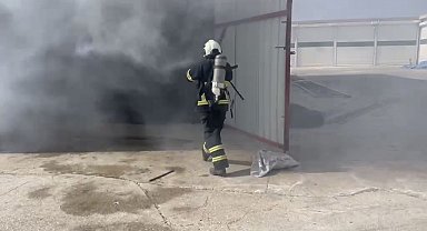 Mardin'de bir depoda çıkan yangında iş makinesi yandı