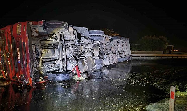 Mardin'de bitkisel yağ yüklü kamyonet devrildi