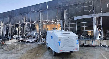 Market deposunda çıkan yangın geceyi aydınlattı, geriye demir yığınları kaldı