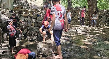 Medrese öğrencileri köy çeşmesi ve piknik alanını kendi imkanlarıyla temizledi