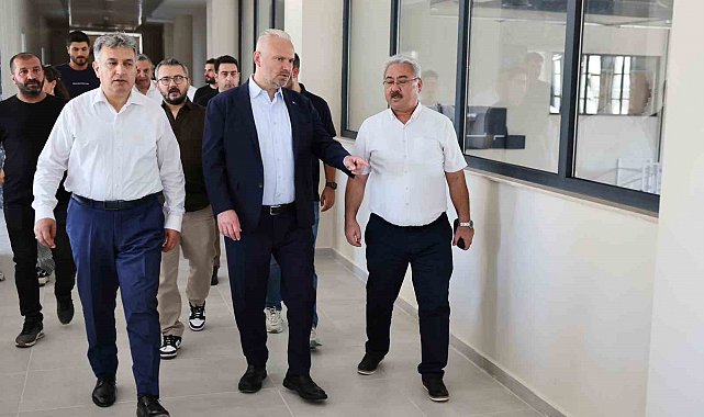Menemen'de yapımı süren yeni gençlik merkezinde inceleme