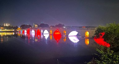 Meriç ve Tunca köprüleri 15 Temmuz için kırmızı beyaza büründü