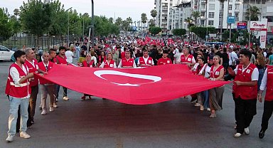 Mersin'de 15 Temmuz yürüyüşü düzenlendi, demokrasi nöbeti tutuldu
