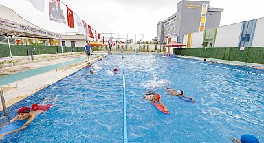 Mersin'de 7'den 77'ye herkes yüzme kurslarında buluşuyor
