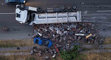 Metal yüklü tır yola devrildi: Karı-koca faciadan son anda kurtuldu