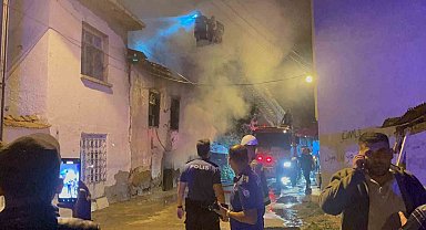 Metruk evde çıkan yangın mahalleliyi sokağa döktü