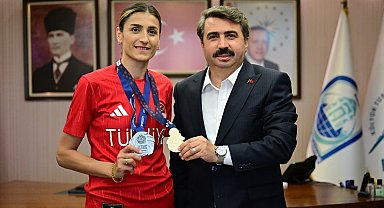 Milli tekvandocu Hatice Kübra İlgün, madalya sevincini yıldırım belediye başkanı oktay yılmaz'la paylaştı
