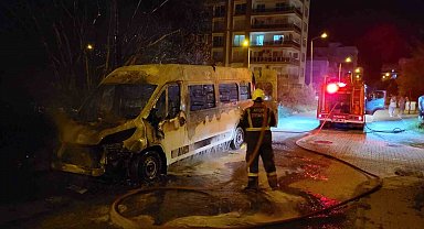 Minibüs alevlere teslim oldu