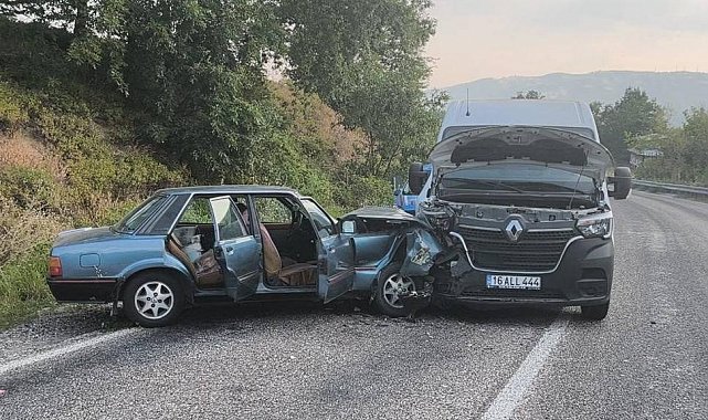 Minibüs ile otomobil çarpıştı 2 yaralı