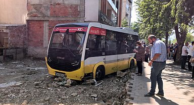 Minibüs, iş yerine çarptıktan sonra boş arsaya uçtu