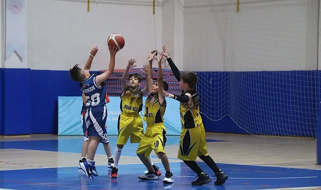 Minik basketbolcular kupalarına kavuştu