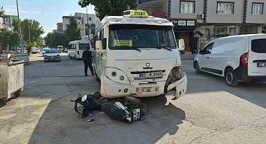 Motosiklet ile şehir içi minibüs çarpıştı: 1 yaralı