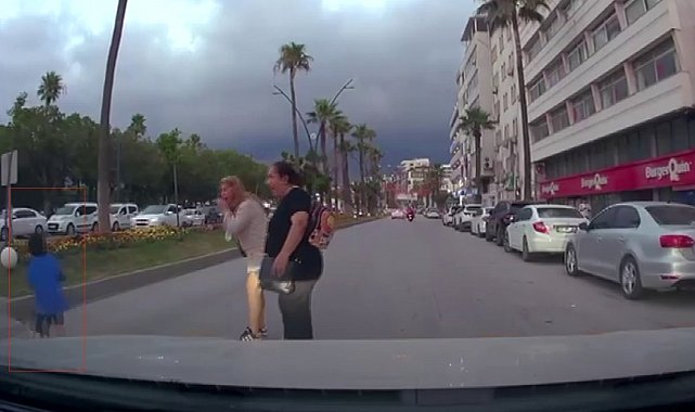 Motosikletin, scooterli çocuğa çarptığı anlar kamerada