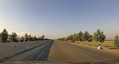 Motosikletteki çiftin yere savrulduğu anlar kamerada