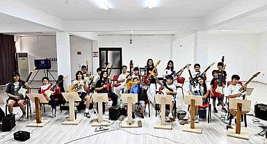 Muratpaşa'da gitarın dört haline çocuklar ve gençlerden ilgi