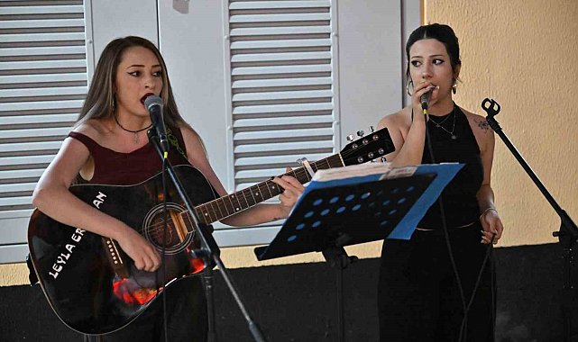 Müziğin ritmi Manisa sokaklarında