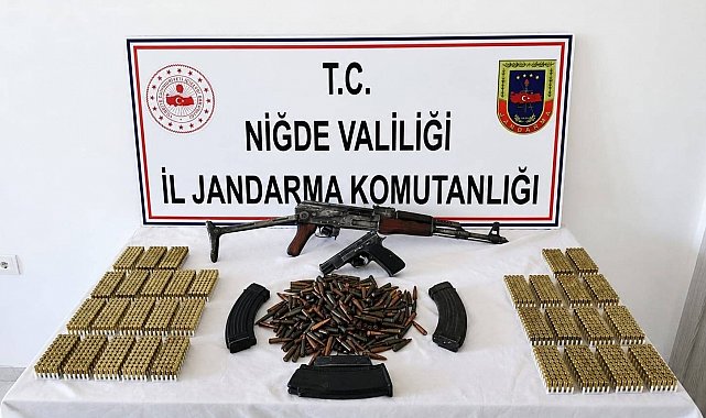 Niğde'de bir evde yapılan aramada AK-47 kalaşnikof tüfek ve ruhsatsız tabanca ele geçirildi