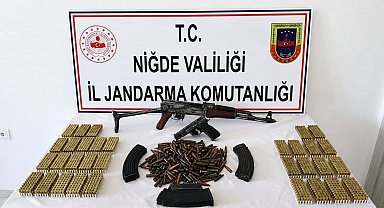 Niğde'de bir evde yapılan aramada AK-47 kalaşnikof tüfek ve ruhsatsız tabanca ele geçirildi