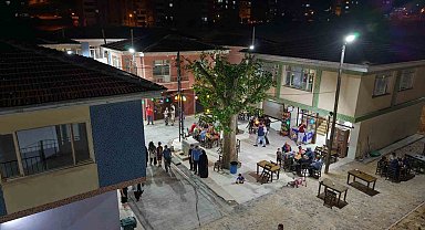 Nostalji rüzgarı estiren Seksenler Sokağı'nda akşam yoğunluğu