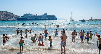 Nusaybinli çocuklar Kuşadası'nda ilk kez denizle buluştu