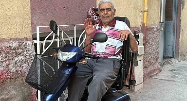 Oğlunun akülü tekerlekli sandalyesini yaktığı babaya akülü araç hediye edildi
