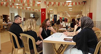 Öğrencilere yol göstermeye devam ediyor